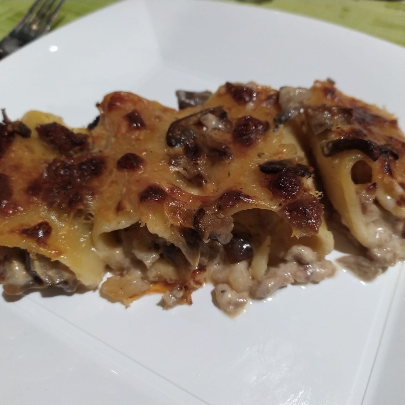 Paccheri con funghi e salsiccia al forno