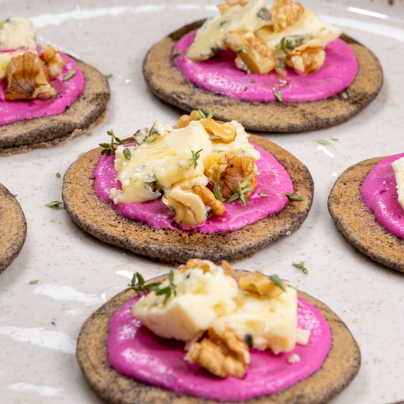 Blinis con crema di barbabietola, Edelblu Gourmet, noci, miele ed erbette