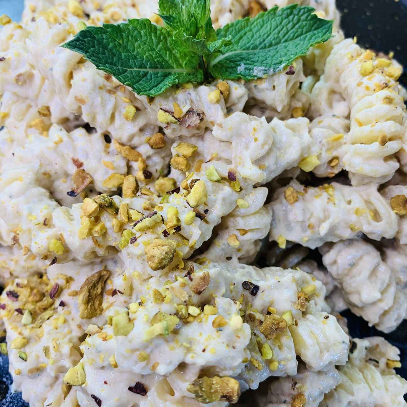 Pasta fredda con crema di melanzane granella di pistacchi e menta