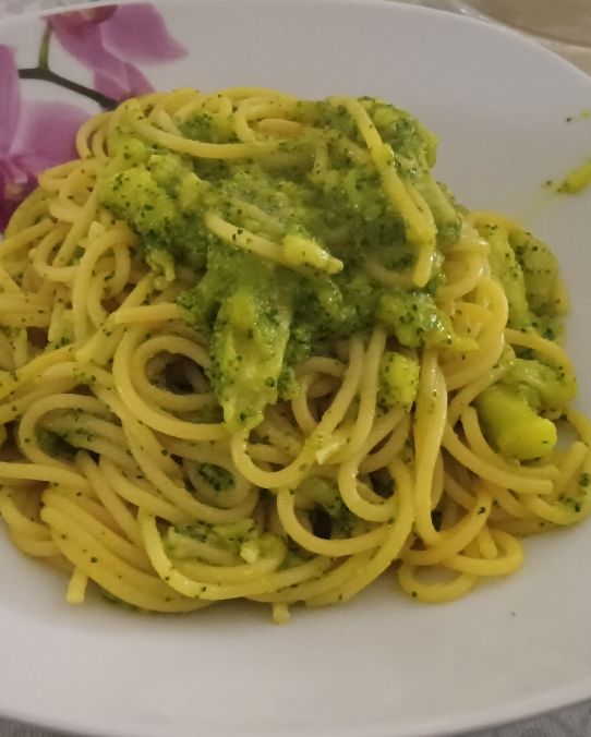 Spaghetti con broccoli curry e curcuma