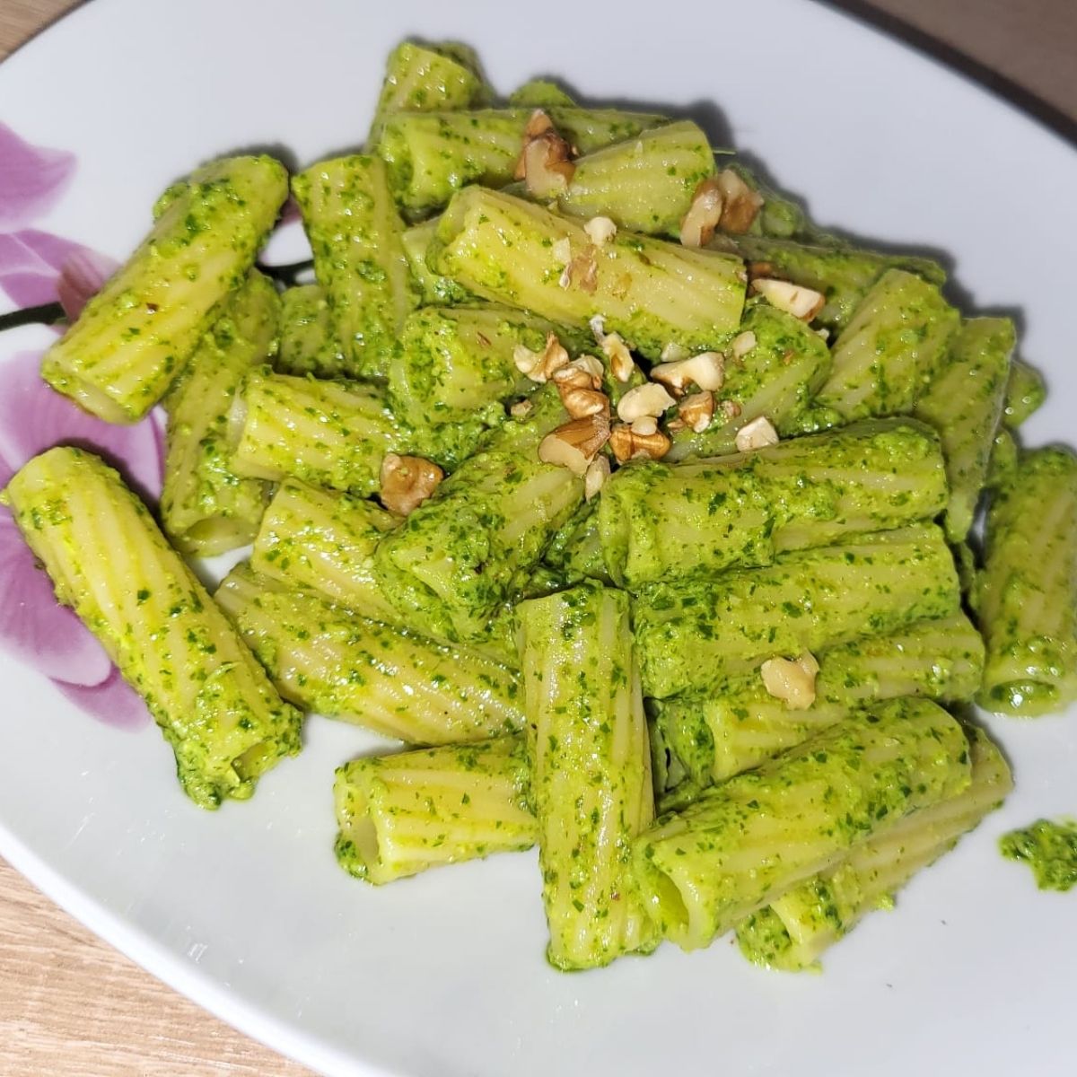 Rigatoni con pesto di rucola e noci