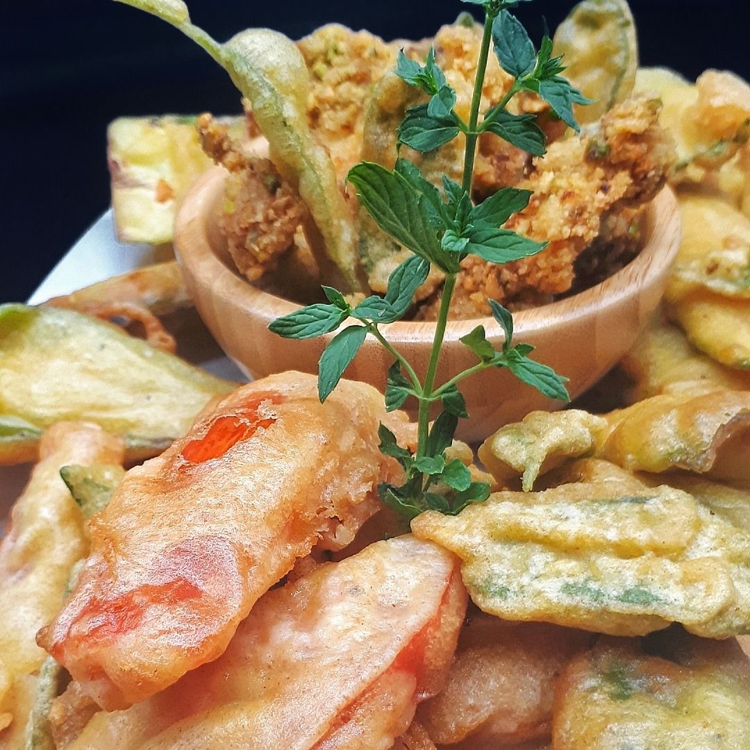 Frittura mista di verdure e erbe aromatiche