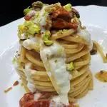Ricetta Spaghetti con pomodorini confit, granella di pistacchio e crema di mozzarella