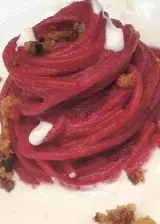Ricetta Spaghetti al rosso di rapa con crema di pecorino romano e pancetta croccante