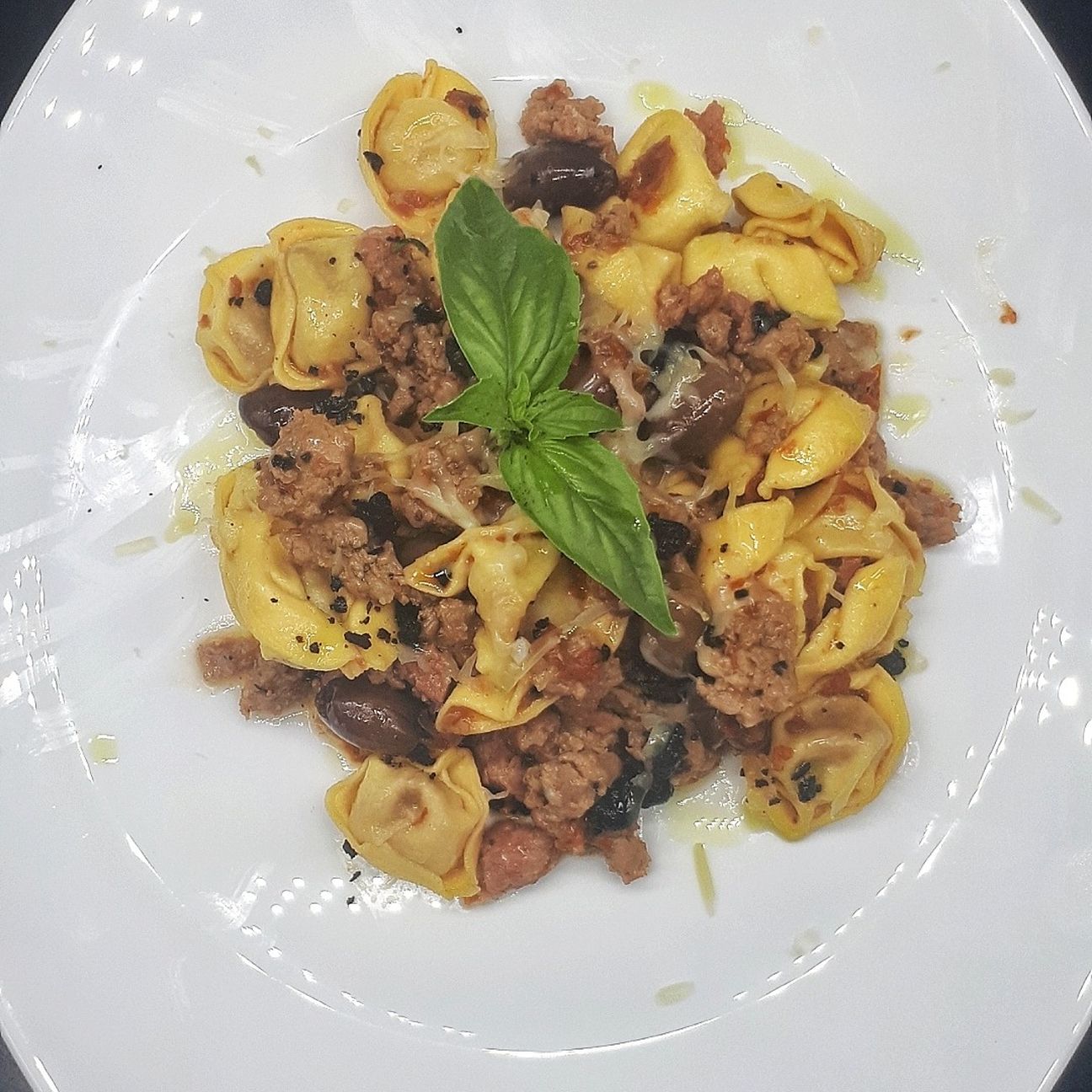 Tortellini alla carne con ragù di salsiccia alla birra