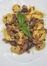 Ricetta Tortellini alla carne con ragù di salsiccia alla birra