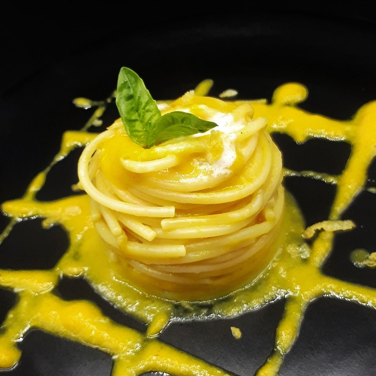 Vermicelli in salsa di peperone giallo con burrata e scorza di limone