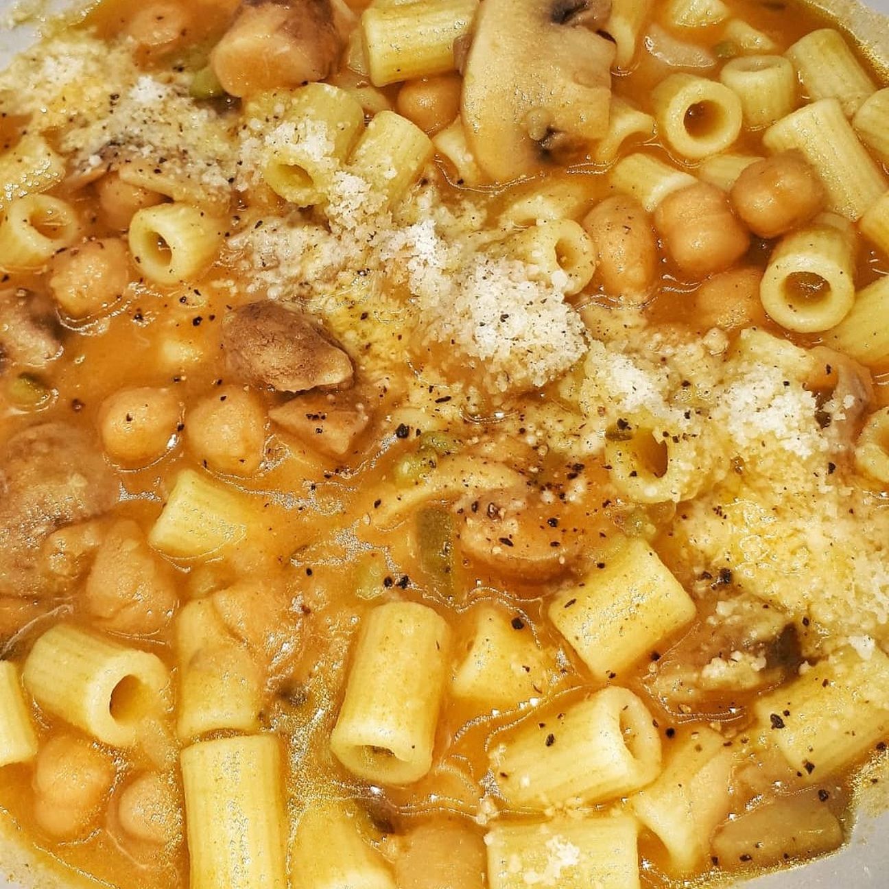 Minestra con ceci, zucchine, patate, champignon, porcini e porro