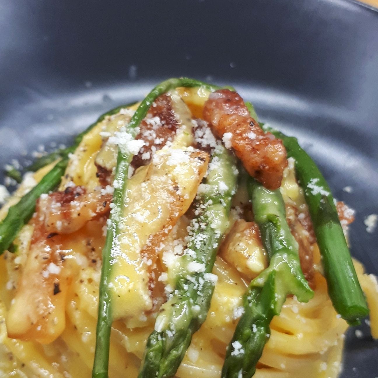 Spaghetti chitarra Garofalo alla carbonara di asparagi