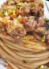 Ricetta Spaghetti con acciughe, colatura di alici, noci, granella di pistacchio, pangrattato e scorza di limone