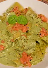 Ricetta Mezzi Paccheri con Crema di Pistacchio e Salmone Norvegese