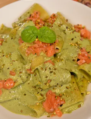 Ricetta Mezzi Paccheri con Crema di Pistacchio e Salmone Norvegese di norvegian.seafood.council