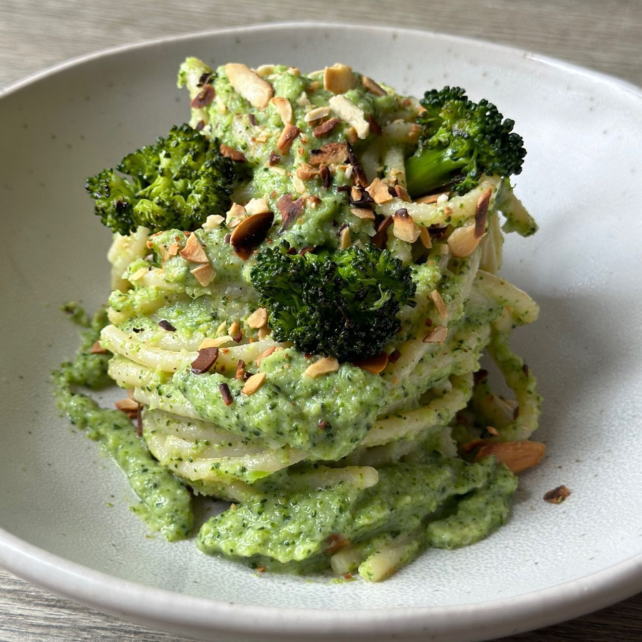 Spaghettoni XXL con Crema di Broccoli e Mandorle tostate