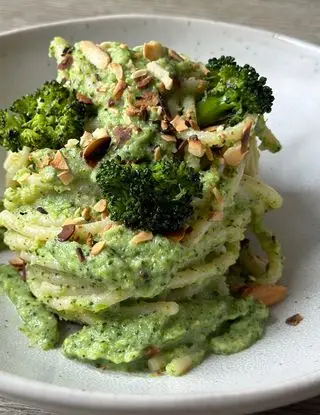 Ricetta Spaghettoni XXL con Crema di Broccoli e Mandorle tostate di unfilodolio