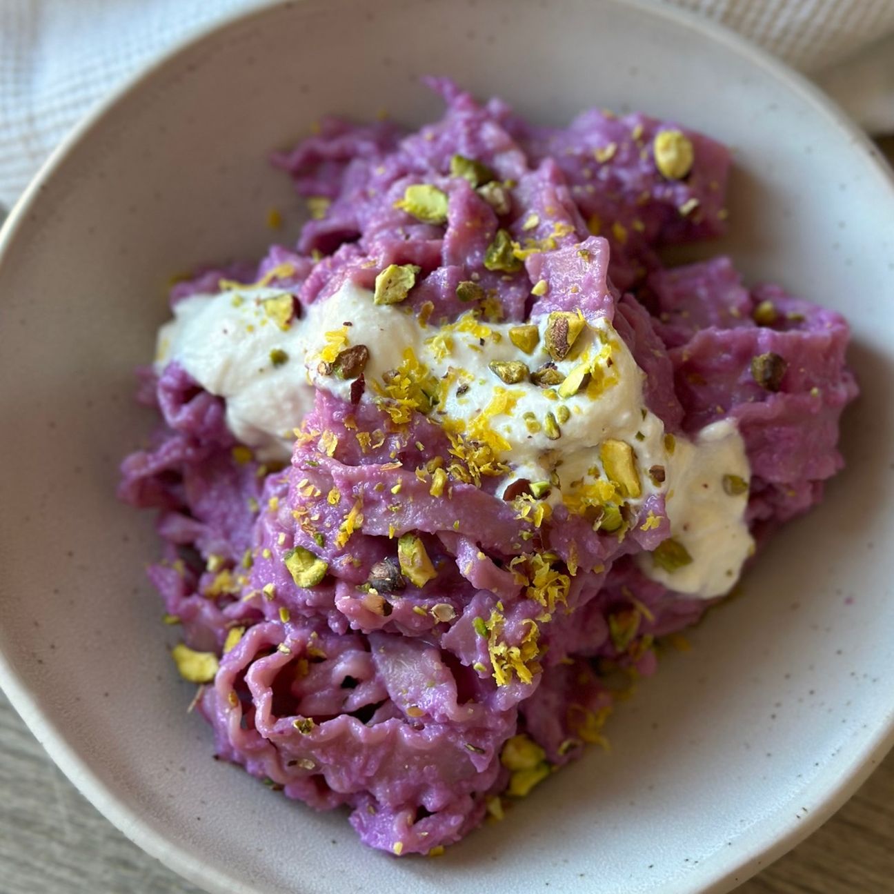 REGINETTE ROSA con crema di cavolo viola, ricotta e granella di pistacchi