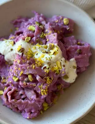 Ricetta REGINETTE ROSA con crema di cavolo viola, ricotta e granella di pistacchi di unfilodolio