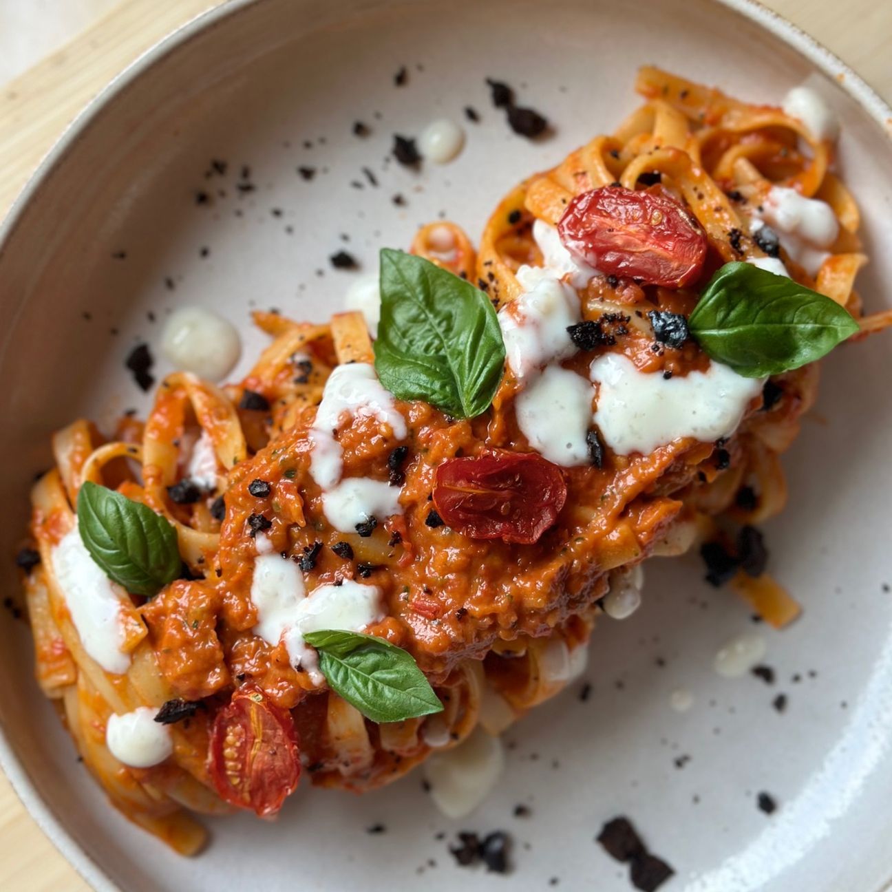 Fettucce di Pasta Garofalo con crema di pomodoro arrosto, parmigiano e crumble di olive