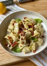 Ricetta Calamarata con crema di stracciatella al pistacchio e speck croccante