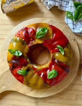 Ricetta Ciambella fredda di peperoni con ripieno di Cremosissimo L’originale Bergader di unfilodolio