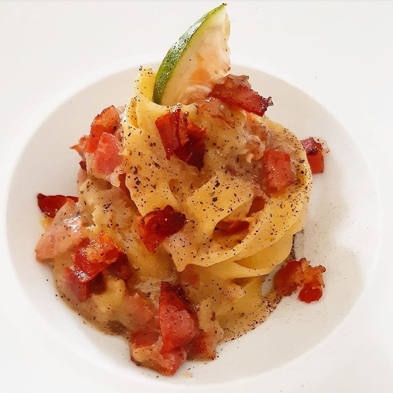 Tagliatelle cacio e pepe, speck e fichi