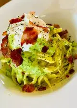 Ricetta SPAGHETTI ALLA CHITARRA CON CREMA DI ZUCCHINE E MENTA, stracciatella e speck croccante