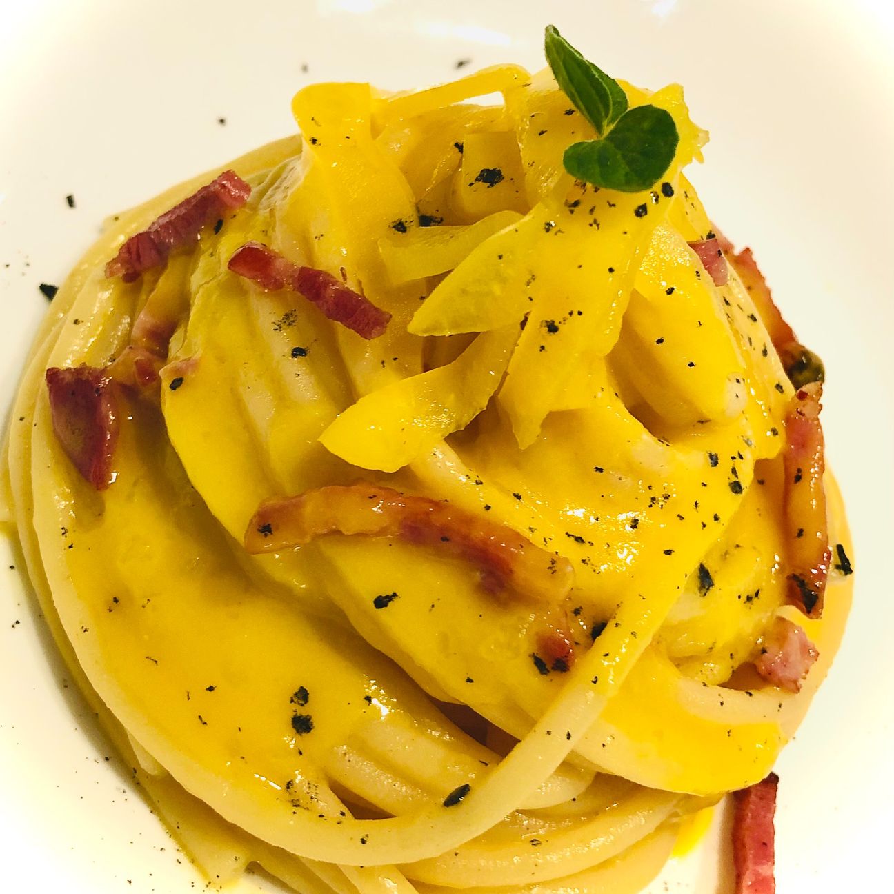 Spaghetti con crema di peperoni gialli e speck croccante