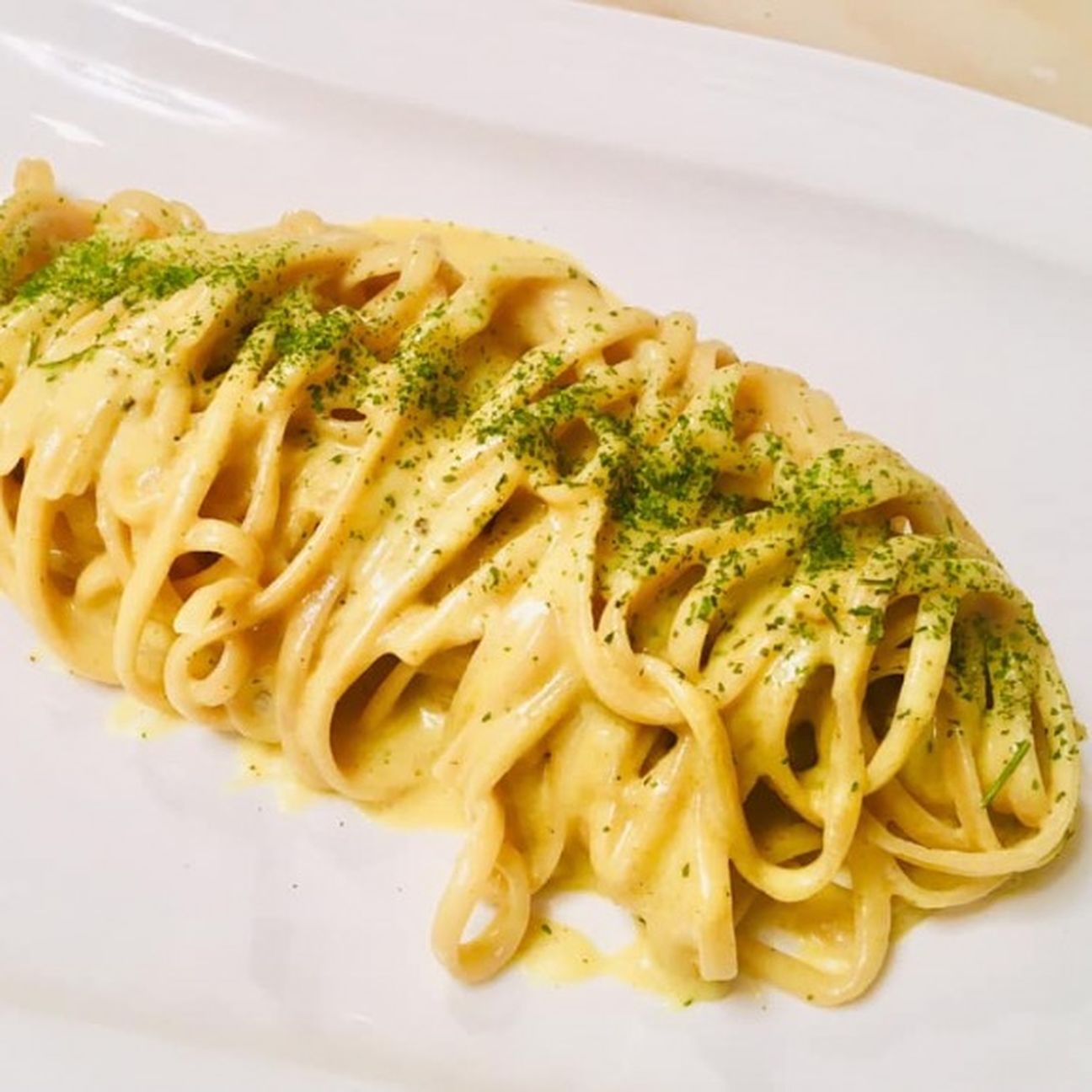 Fettuccine con crema di curcuma e polvere di prezzemolo