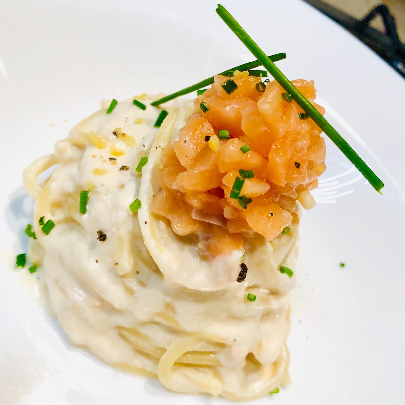 Spaghetti con salsa e tartara di salmone