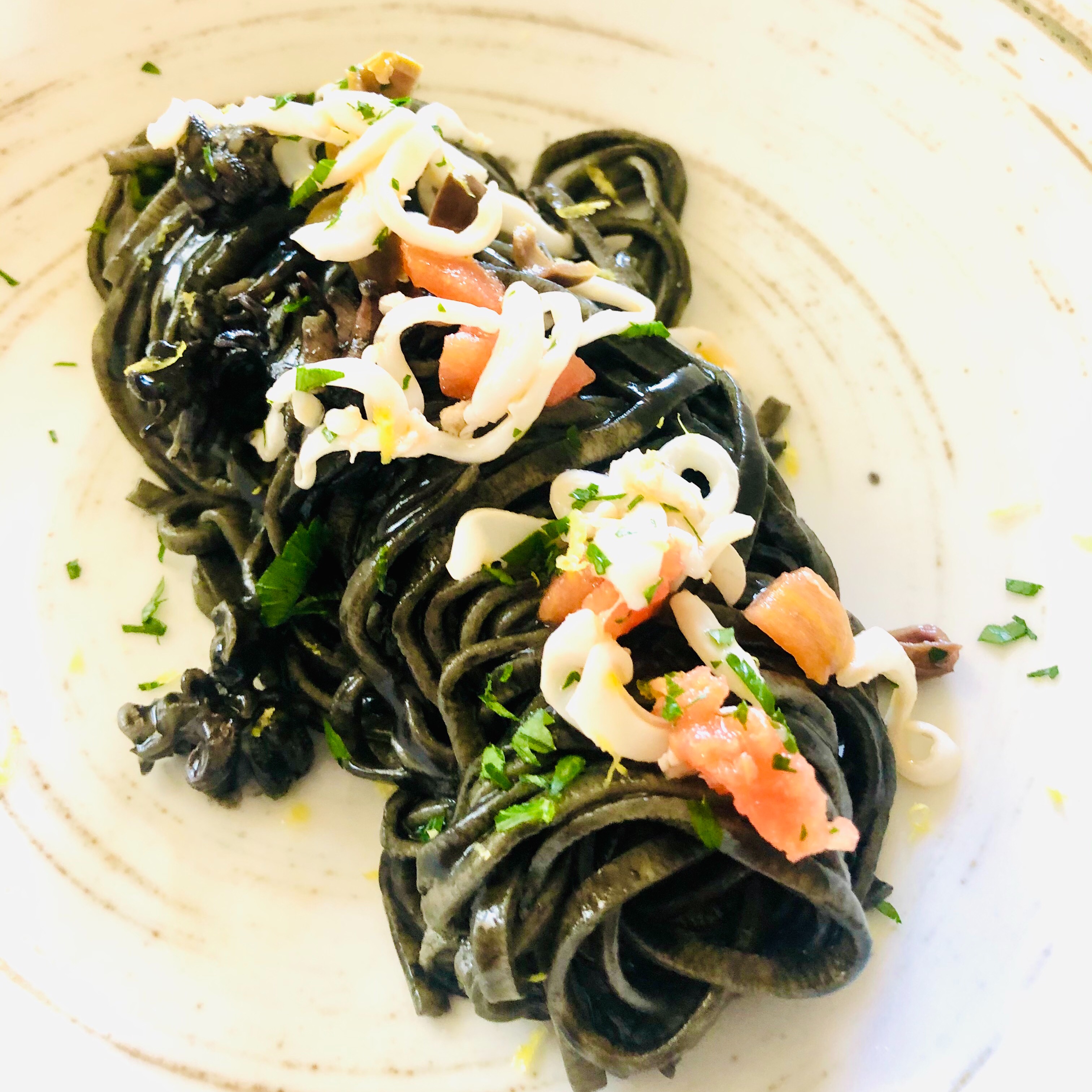 Spaghetti alla chitarra con nero di seppia e insalata fresca di seppia