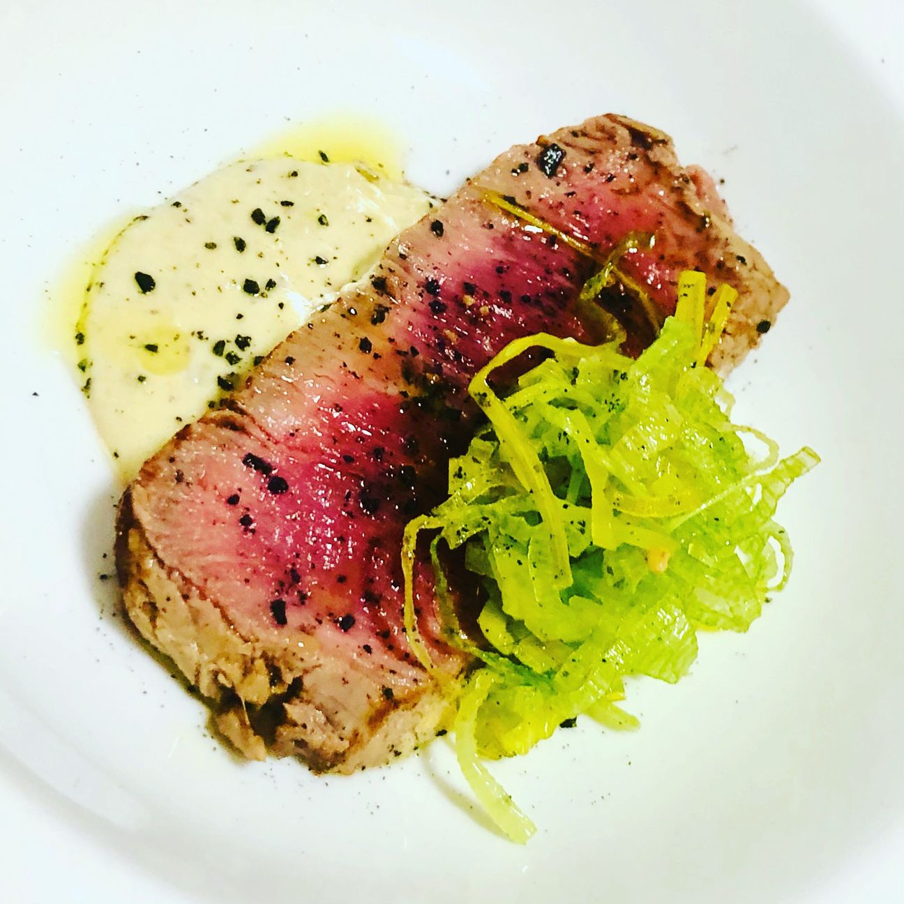 Filetto con salsa al pistacchio e porro fritto