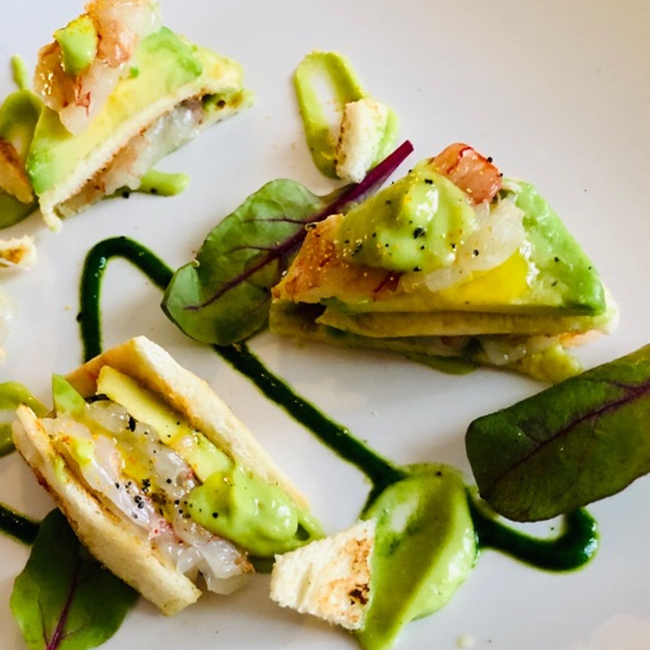 Tramezzino gamberi avocado e salsa agli spinaci