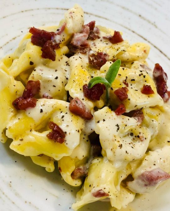 Cappelletti con crudo croccante e mascarpone