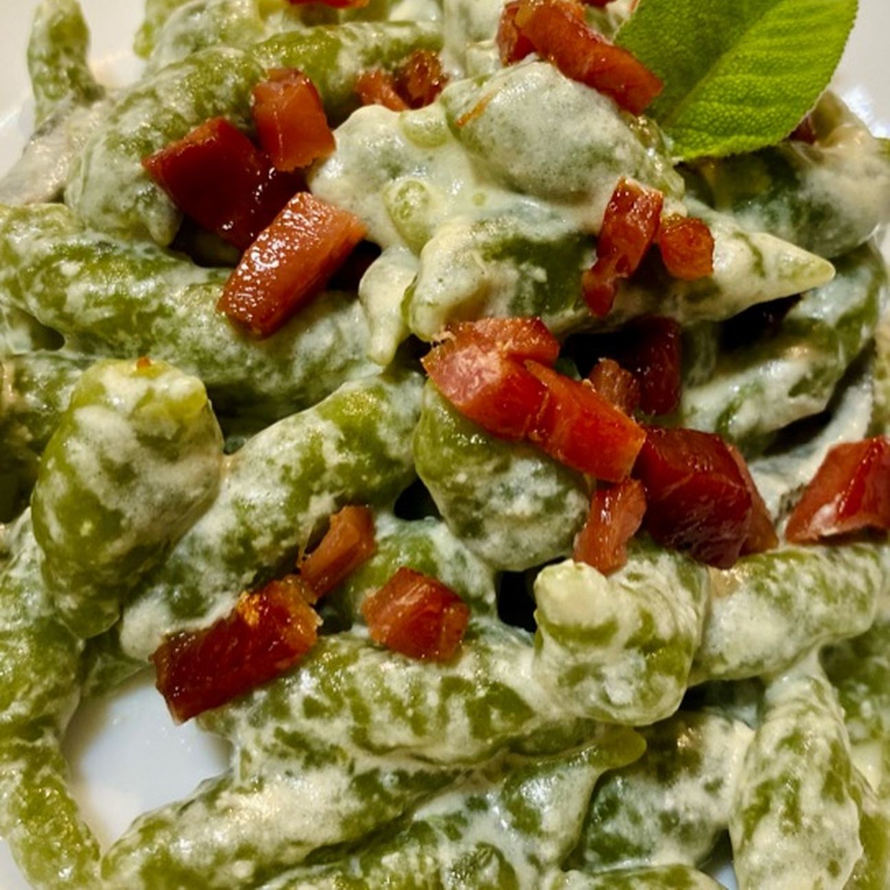 Spatzle agli spinaci con panna e crudo croccante