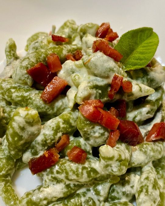 Due bionde in cucina: Spätzle di spinaci con panna e prosciutto