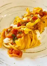 Ricetta Spaghetti con datterino,fiori di zucchina e mozzarella di bufala affumicata