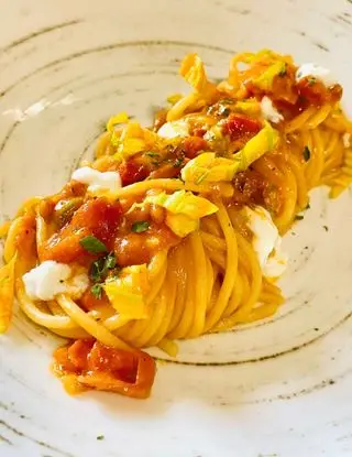 Ricetta Spaghetti con datterino,fiori di zucchina e mozzarella di bufala affumicata di Stefano75