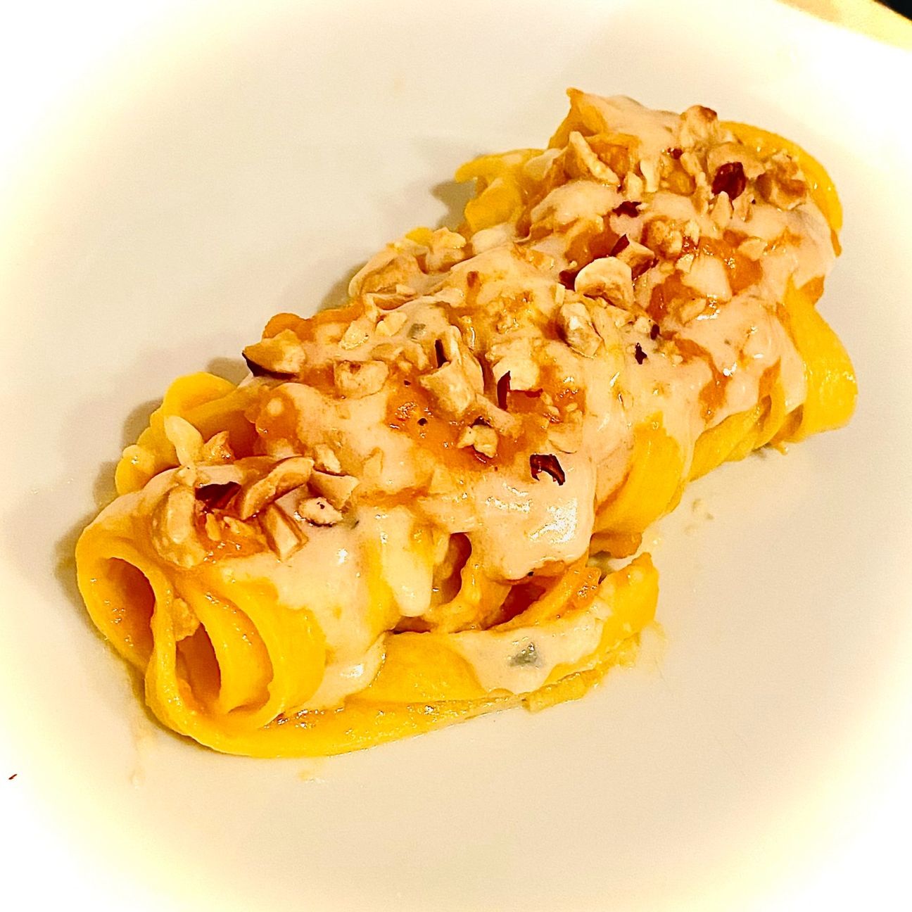 TAGLIATELLE CON CREMA DI ZUCCA, ZOLA E GRANELLA DI NOCCIOLE