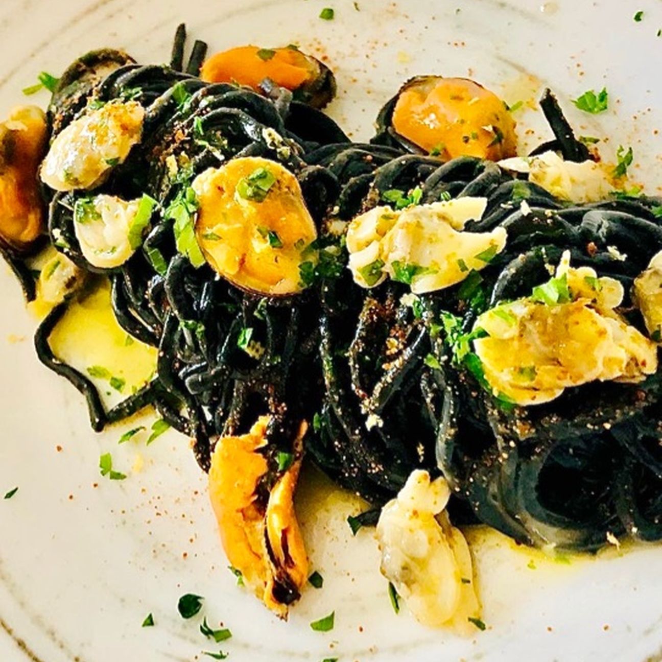 SPAGHETTI AL NERO DI SEPPIA COZZE E VONGOLE