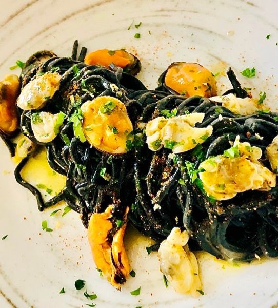 Spaghetti al nero di seppia, cozze e aglio nero - The WISPY CLOUD