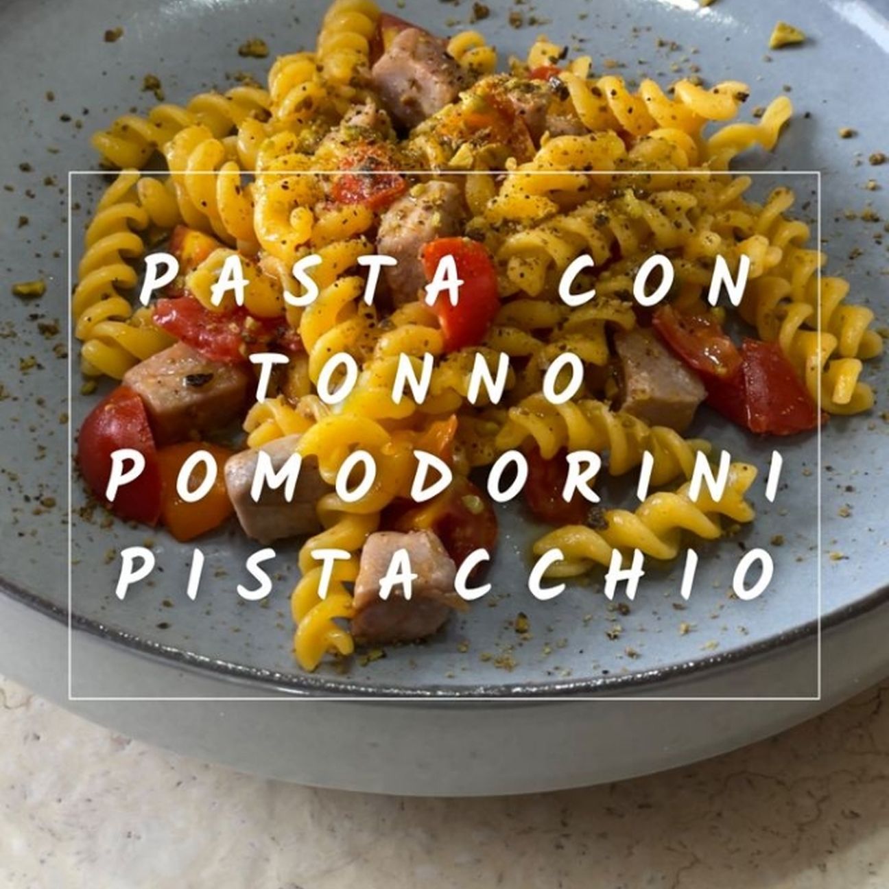 Pasta con tonno, pomodorini e pistacchio