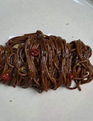 Ricetta Spaghetti aglio nero, olio e peperoncino di Musicaperilpalato
