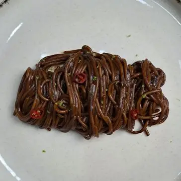 Ricetta Spaghetti aglio nero, olio e peperoncino di Musicaperilpalato