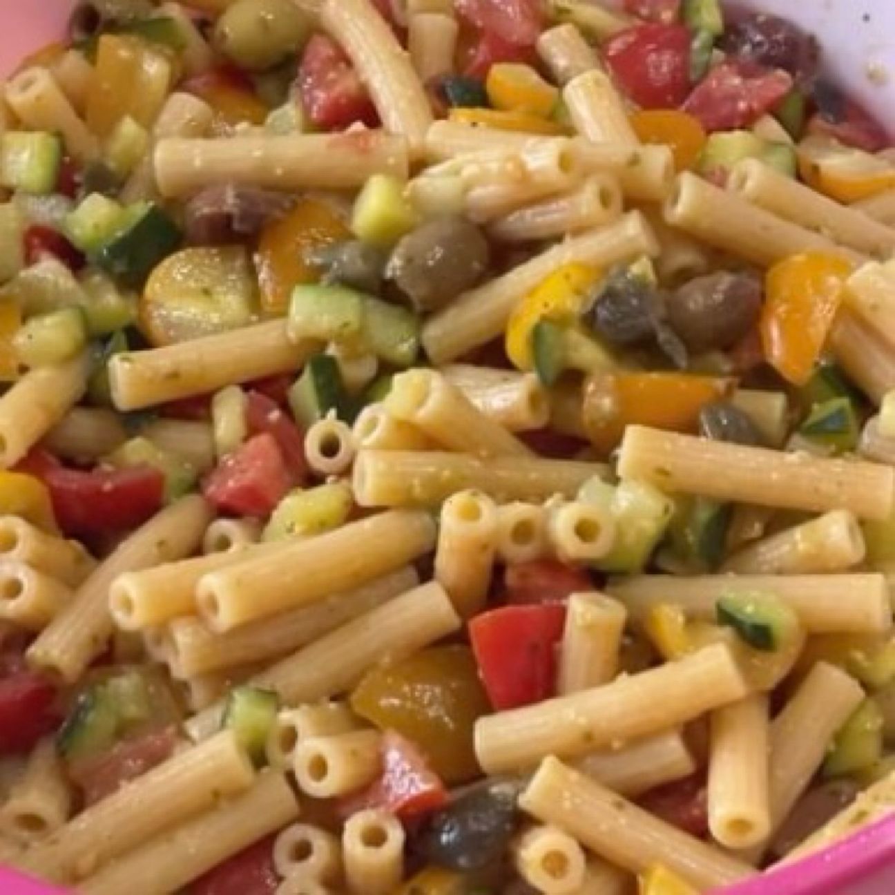 Pasta fredda con pesto pomodorini e zucchine