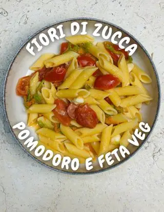 Ricetta Pasta fiori di zucca, pomodorini e feta veg di Musicaperilpalato