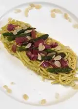 Ricetta Tonnarelli con crema di asparagi, punte di asparagi e fiocchetto