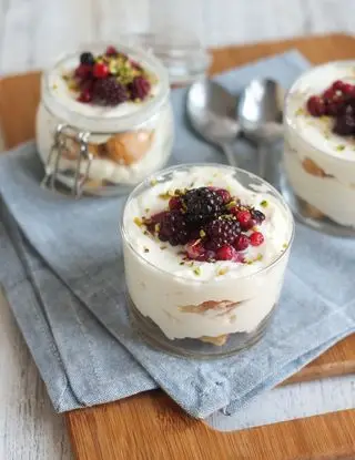 Ricetta Tiramisù al cioccolato bianco e frutti di bosco di cappuccinoaddicted