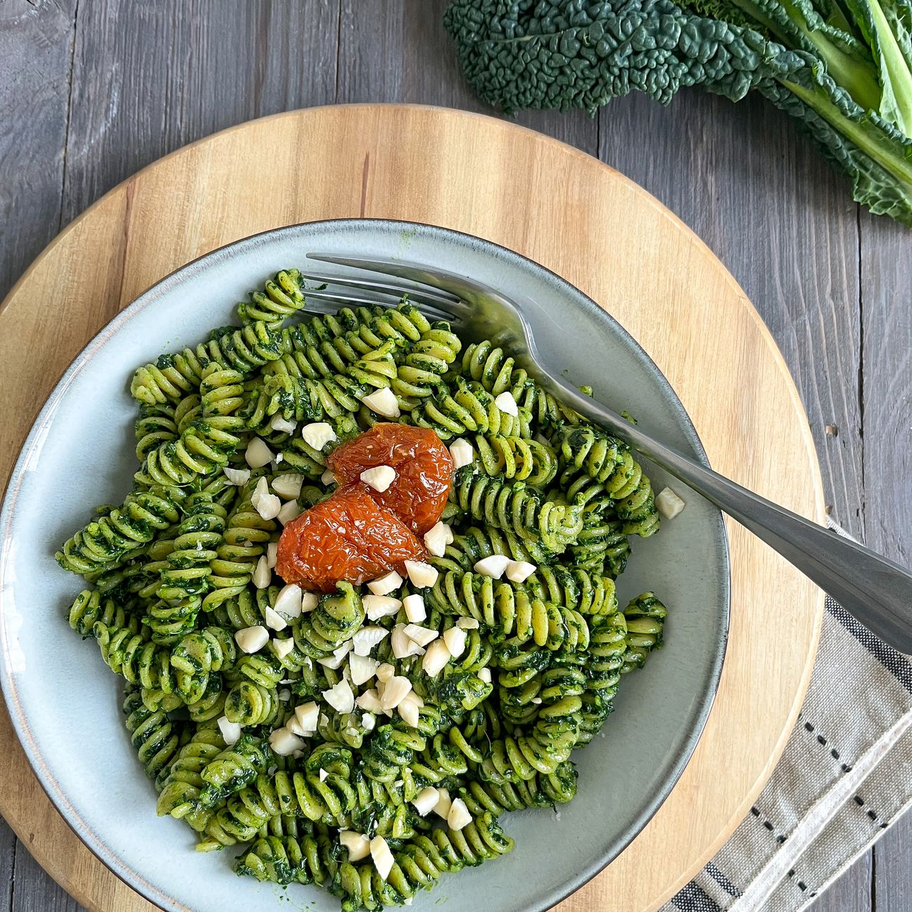 Fusilli integrali con pesto di cavolo nero e pomodorini secchi