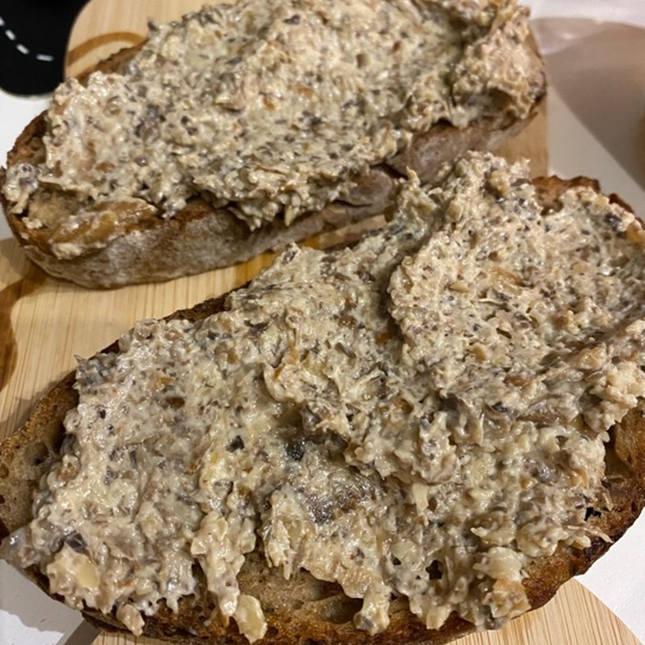 Patè di funghi champignon e noci