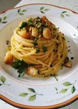 Ricetta Spaghetti aglio olio e peperoncino con pioggia di briciole profumate