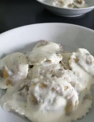 Ricetta Ravioli di grano saraceno con ripieno di fontina e speck su crema di ricotta e Valle Latteria di lastanzadeisapori